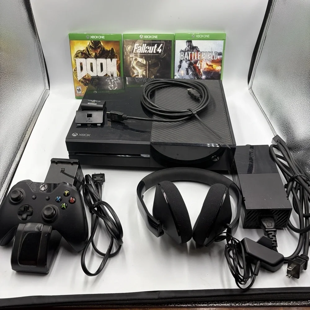 Microsoft Xbox One Model 1540 Console Bundle 500 GB, Controller, Headset 3 Games